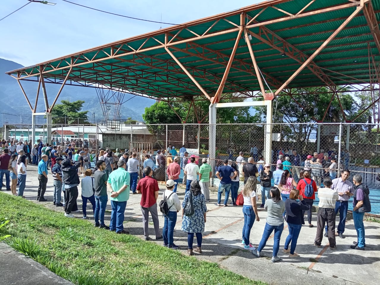 Merideños acuden masivamente a votar este #22Oct (FOTOS)