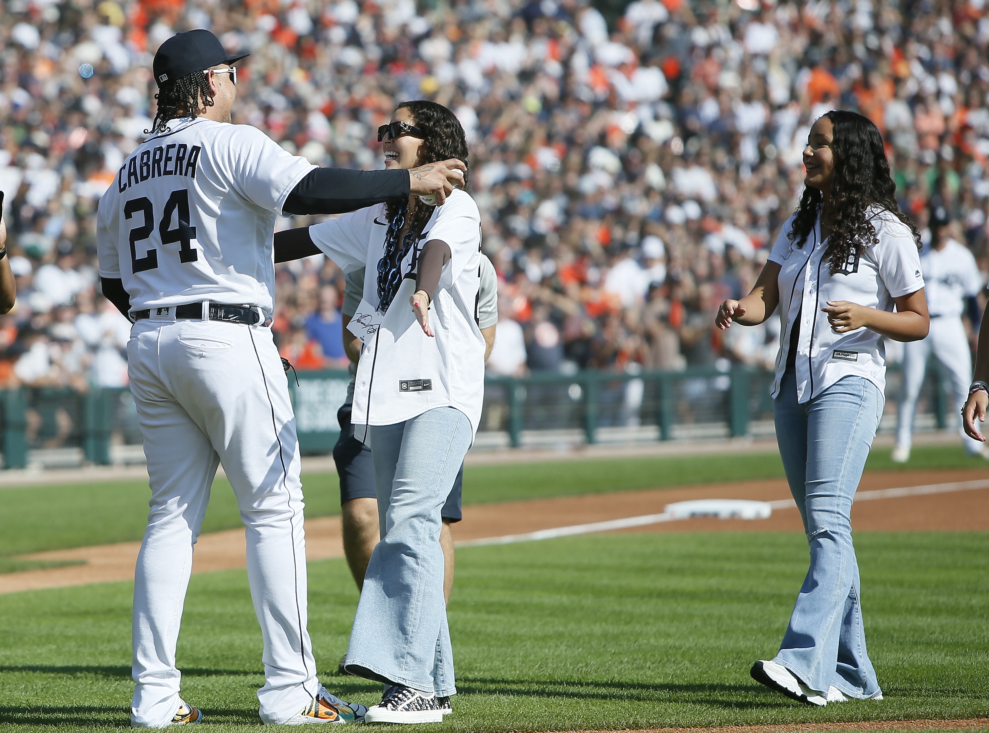 Así fue el emotivo primer turno de Miguel Cabrera este #1Oct (Video)