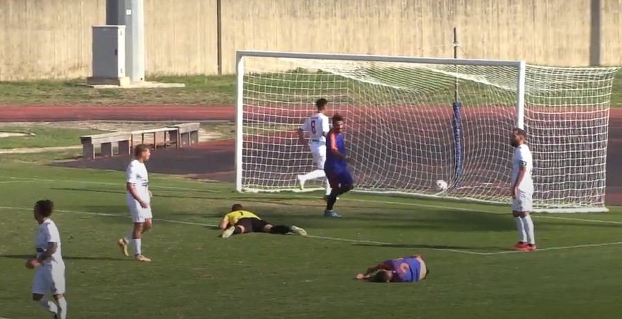 Un futbolista convirtió un golazo y se desmayó: qué le pasó y la desesperación de sus compañeros