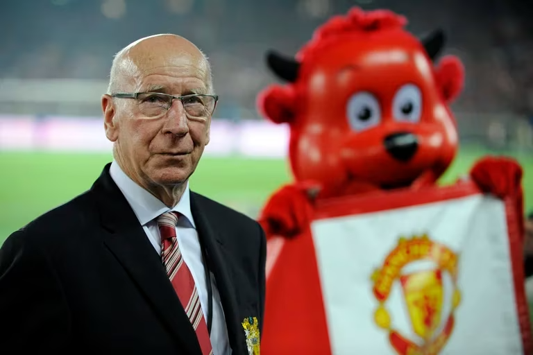 Luto en el mundo del deporte: murió Bobby Charlton, máxima leyenda del fútbol inglés