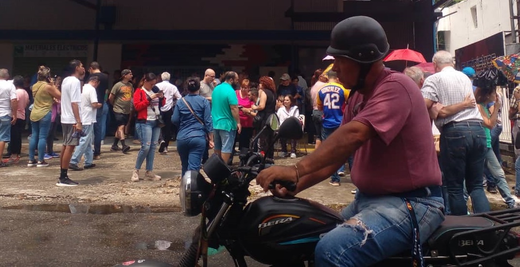 Con tremendo palo de agua, vecinos de Valencia se quedaron para votar en la Primaria (Videos)