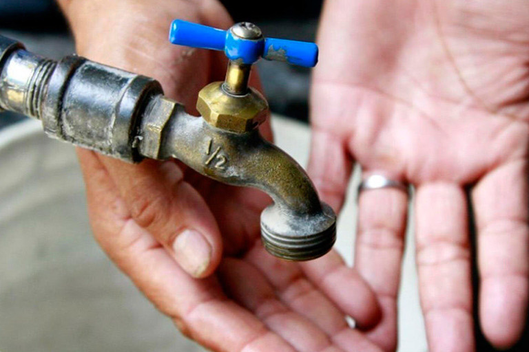 Ni una gota de agua sale por los grifos en Mérida y los planes con cisternas brillan por su ausencia