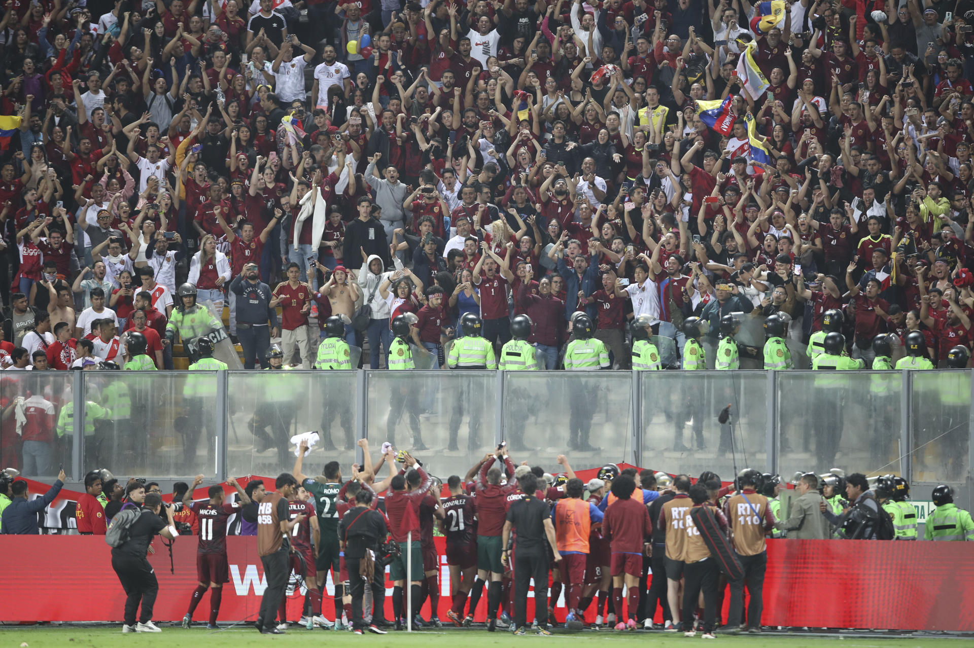 “Que vergüenza”: las reacciones por la agresión de la policía de Perú contra la Vinotinto