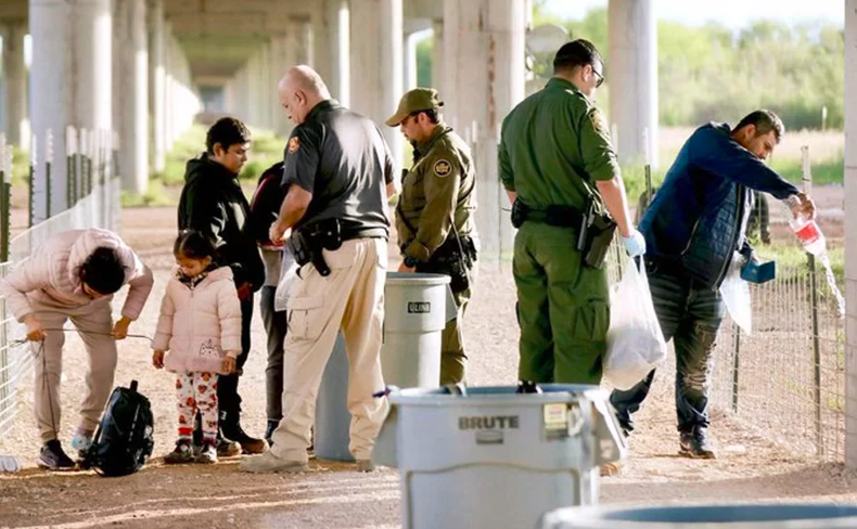 Latinos en Texas enfrentan el enorme reto que desató en Arizona temida ley antiinmigrante