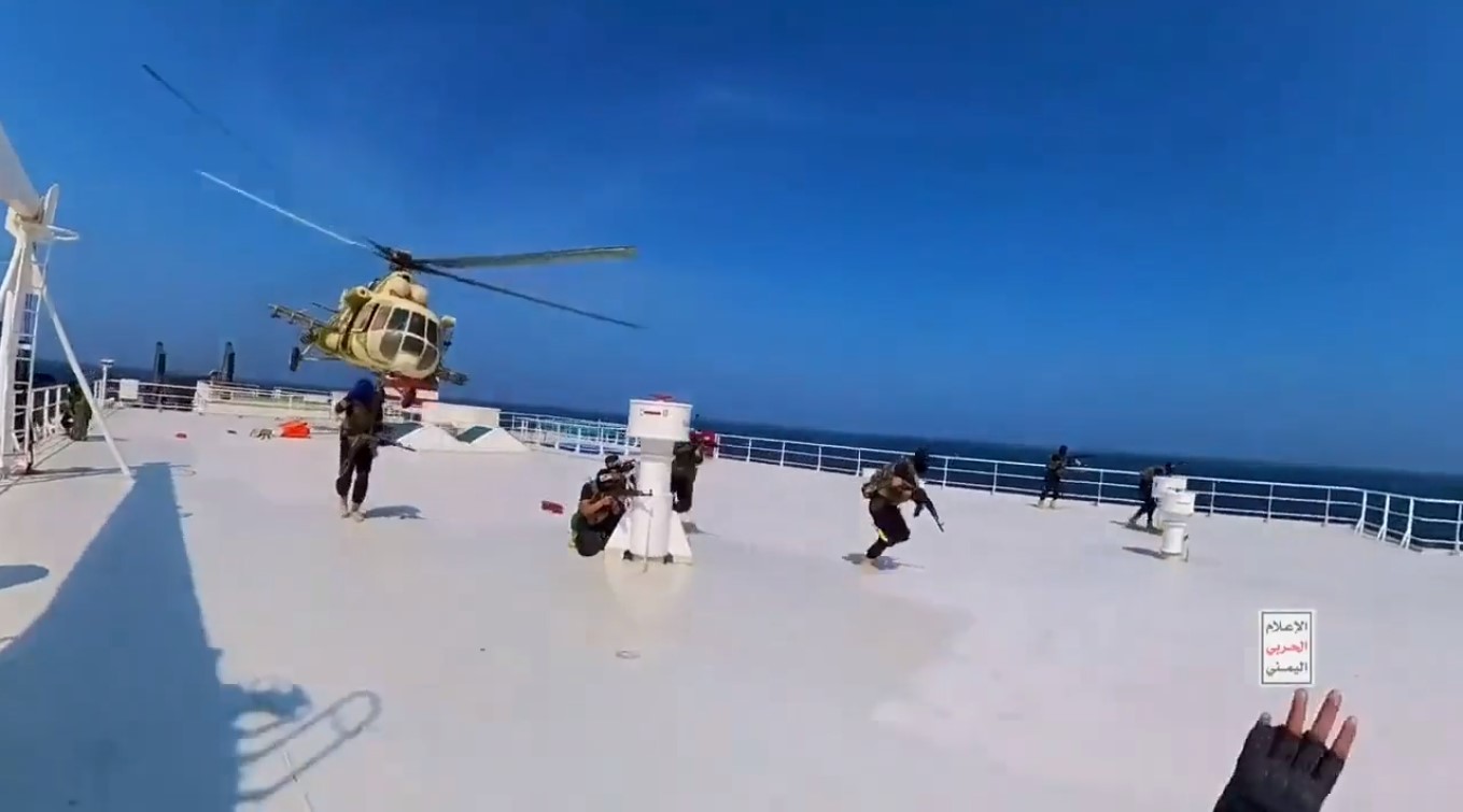 Impactante VIDEO: hutíes de Yemén secuestraron un barco israelí en el mar Rojo con un “método iraní”