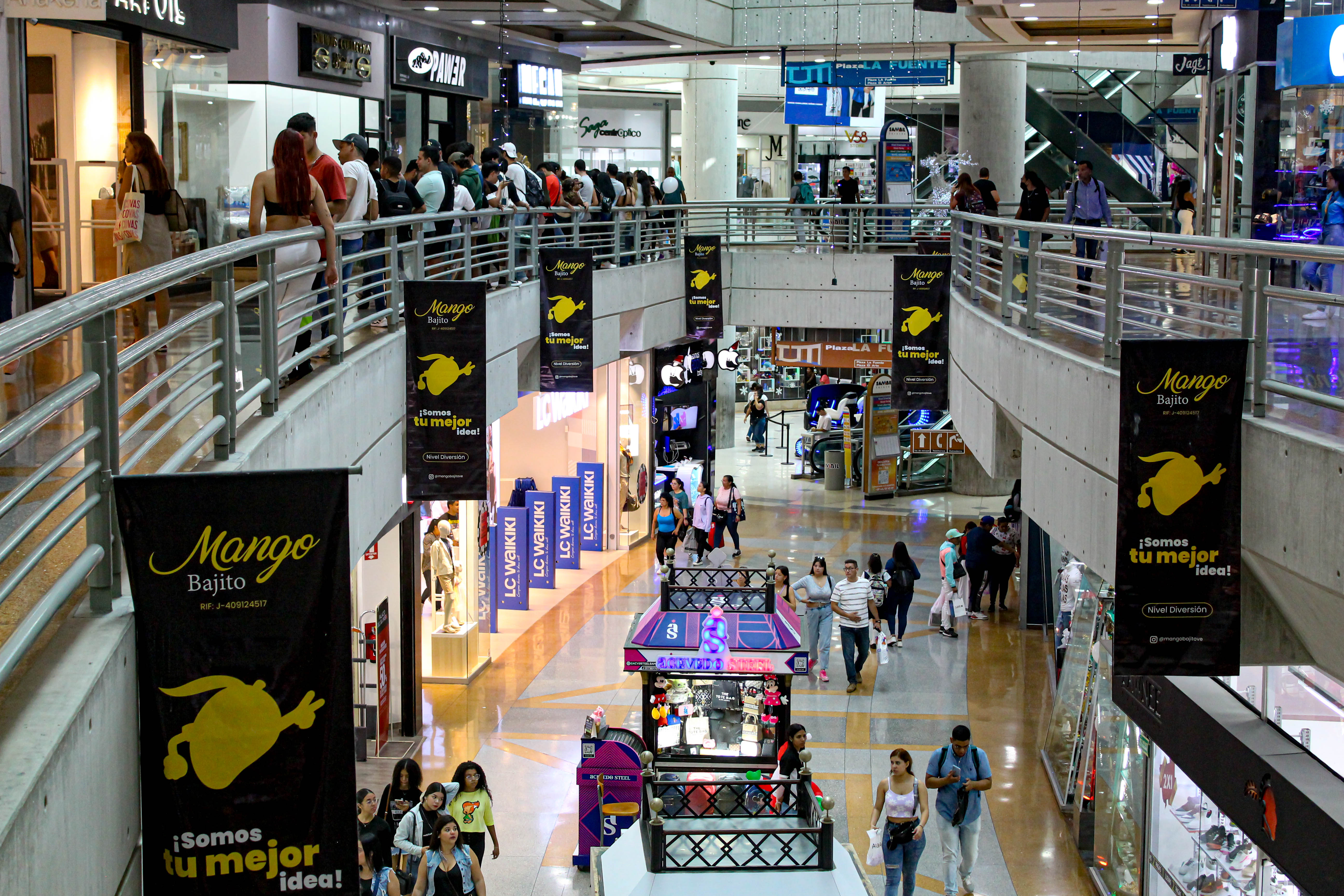 Muchas “ofertas” y sin tanto “alboroto”: Así fue el Black Friday en Caracas (VIDEO)