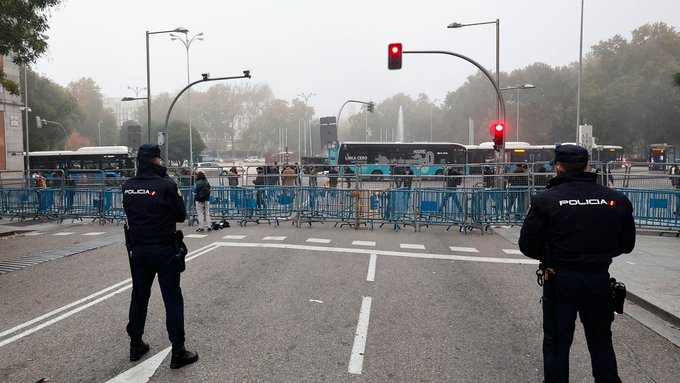 Insultan y lanzan huevos a varios diputados del Psoe cuando desayunaban (VIDEO)