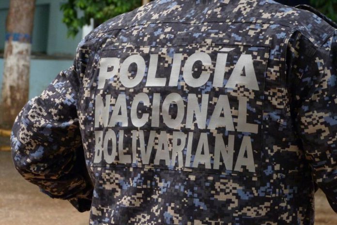 Insight Crime: Los uniformes policiales inundan los mercados negros de Venezuela