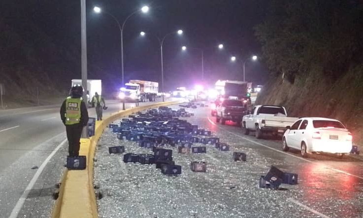 Gandola con cajas de cerveza se volcó en la Autopista Regional del Centro (Video)