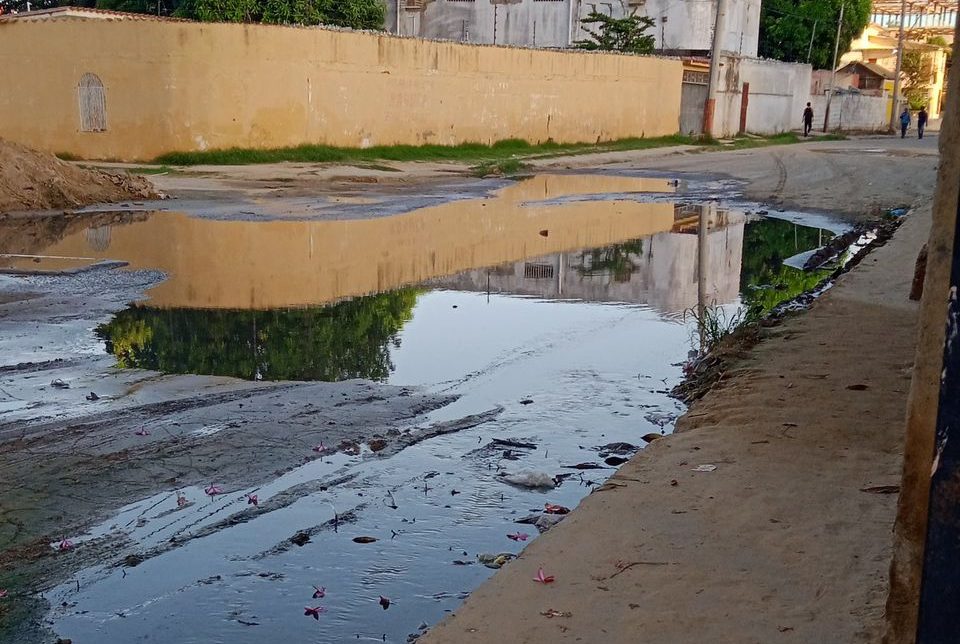 Cloacas se estancan en calle de Caigüire en Cumaná y en la alcaldía “fingen demencia”