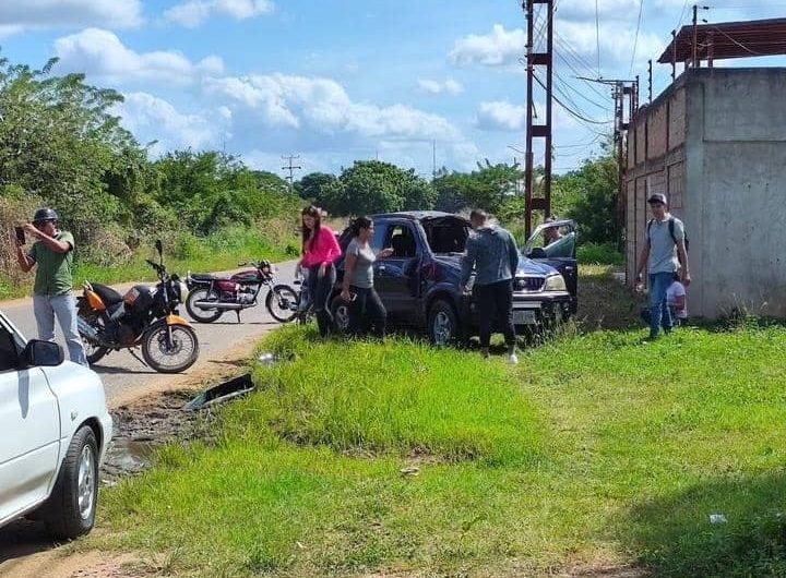 Por esquivar un hueco chocaron dos carros en Valle de la Pascua (FOTOS)