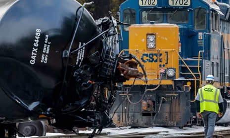 Evacuan el centro de Kentucky tras el descarrilamiento de un tren que derramó azufre fundido y desató un incendio