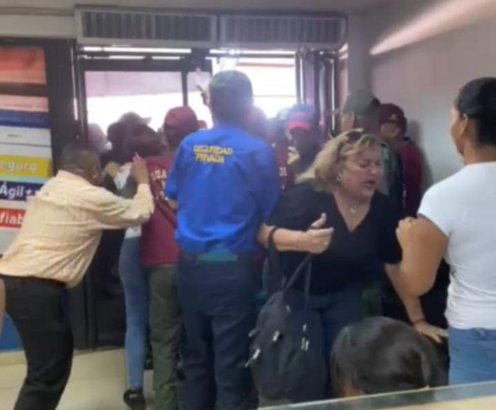 Molestias, insultos y peleas fue el resultado de la jornada de cedulación en Zulia