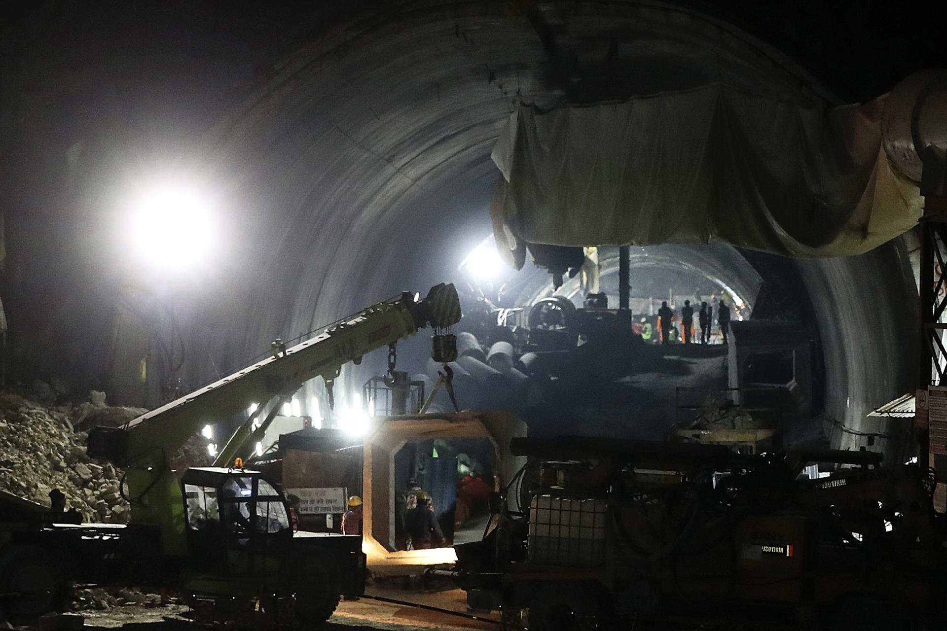 Rescatan con éxito a los 41 trabajadores atrapados por 17 días en un túnel en la India