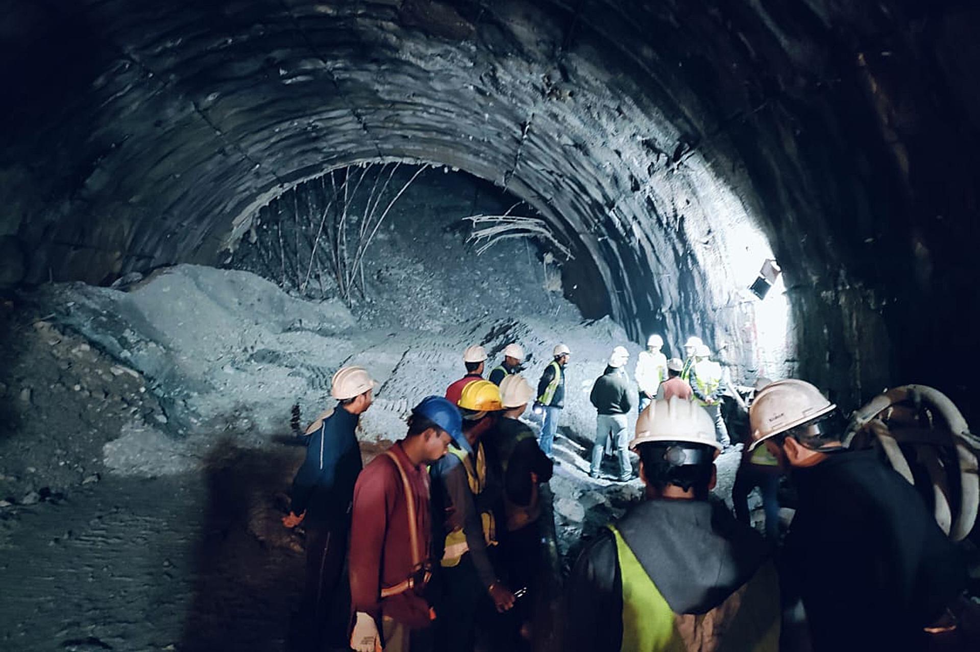 Maquinaria pesada y tuberías para rescatar a 40 personas atrapadas en un túnel en la India