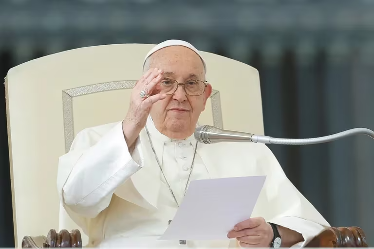 El papa Francisco recibe al secretario de Benedicto XVI por primera vez desde su marcha a Alemania