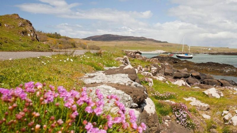 Eigg, la isla en Europa que fue comprada por sus habitantes y es un ejemplo de vida sostenible