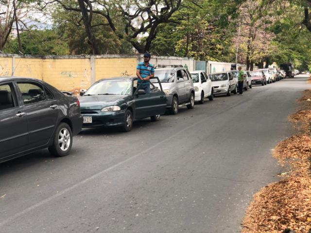 Colas nocturnas para surtir gasolina se mantienen en Valle de la Pascua pese a prohibición de la alcaldía