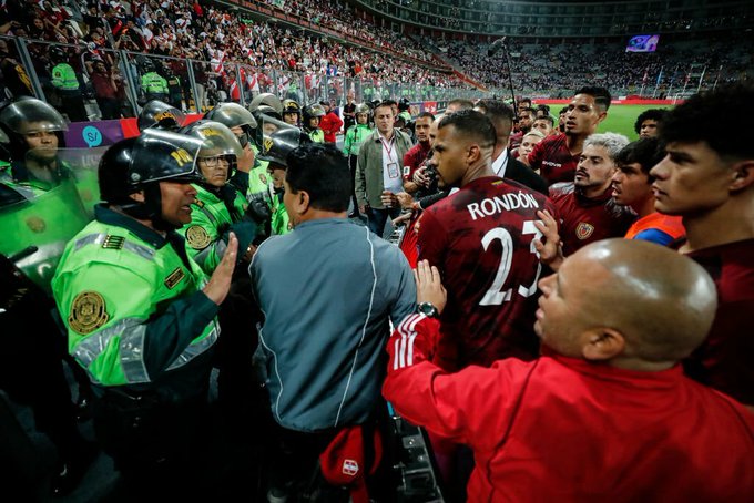 EN VIDEO: Policía peruana arremetió y golpeó a jugadores de la Vinotinto al término del partido