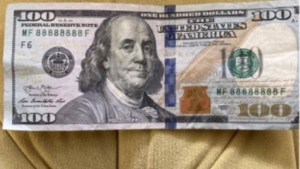 Se encontró un dólar “común”, pero luego se dio cuenta de que valía una fortuna por este detalle