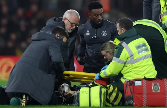 Máxima preocupación en la Premier League: el capitán del Luton Town se desplomó en la cancha y suspendieron el partido