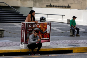 Restricción del crédito y alta inflación empujan a los venezolanos a las compras a plazos