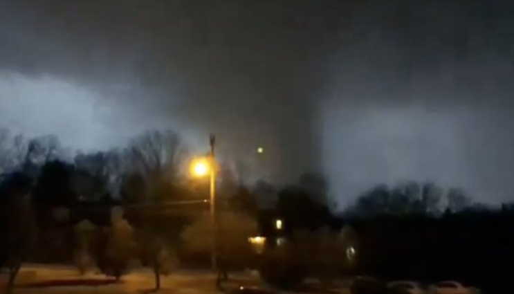 Tornado fatal azotó casas y causó múltiples destrozos en Tennessee (Video)