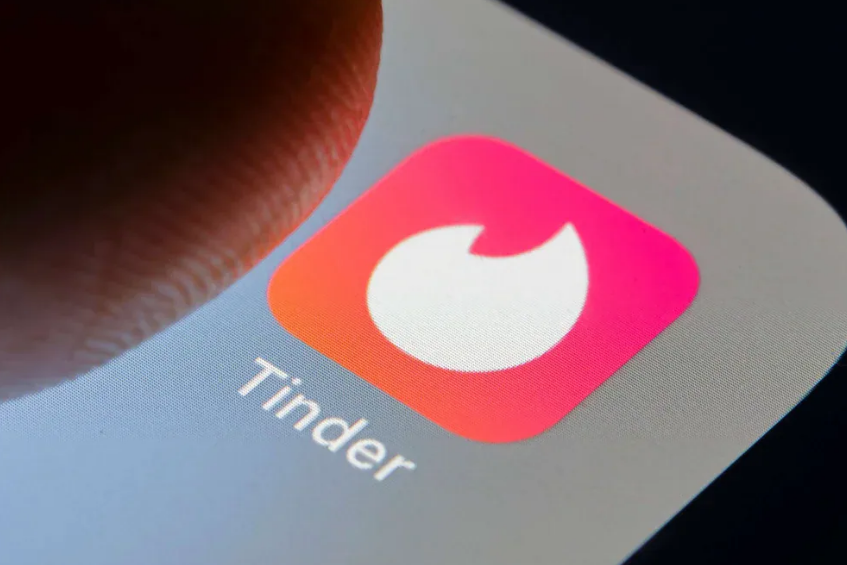 Suplantó a su amigo en Tinder por una broma y fue multado por miles de dólares