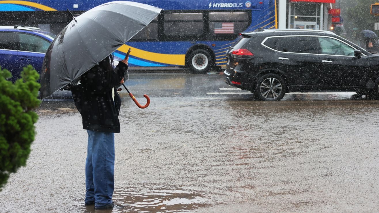 Poderosa tormenta llega a Nueva York desatando advertencias de inundaciones y cortes de electricidad