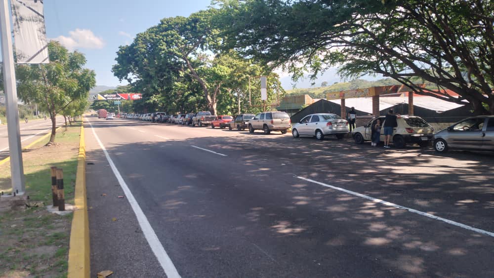 Tachirenses se calan largas filas para surtir gasolina, pese a que sus vehículos no fueron marcados