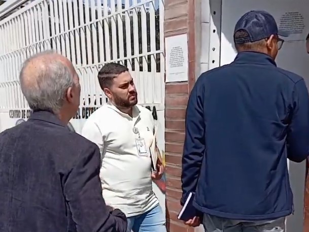 En el marco del acuerdo de Barbados, autoridades de la UCV llegan al centro de detención para la liberación de John Álvarez (VIDEO)