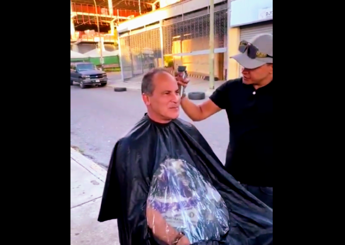 El video viral de Omar Vizquel al sorprender a un barbero ambulante en las calles de Chapellín