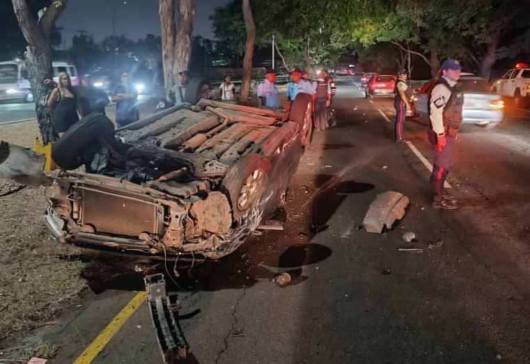 Al menos un muerto dejó el choque de un vehículo contra una patrulla en San Félix