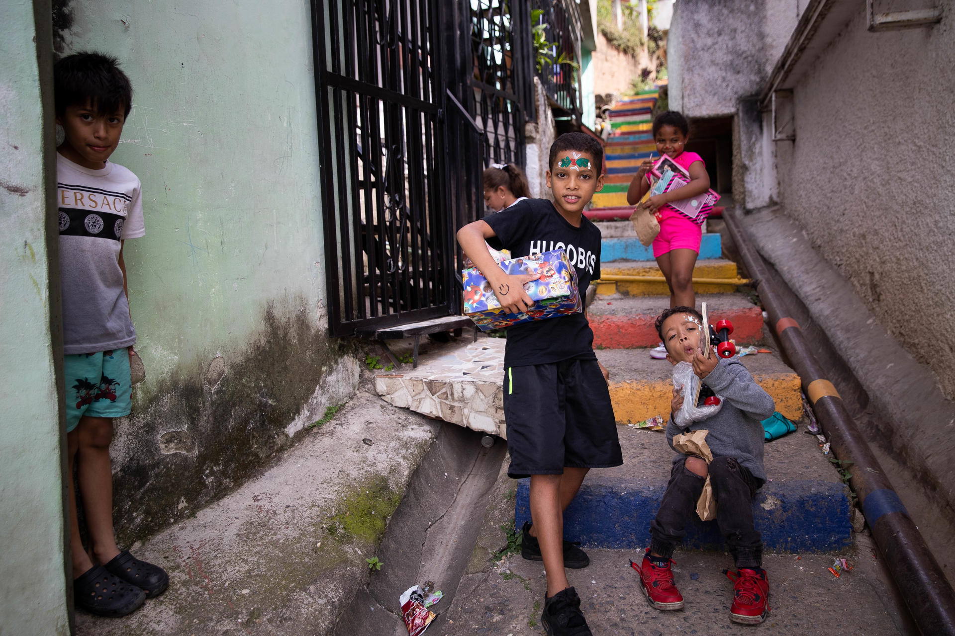 Niños de Petare recibieron “una buena noticia” en forma de juguete (FOTOS)