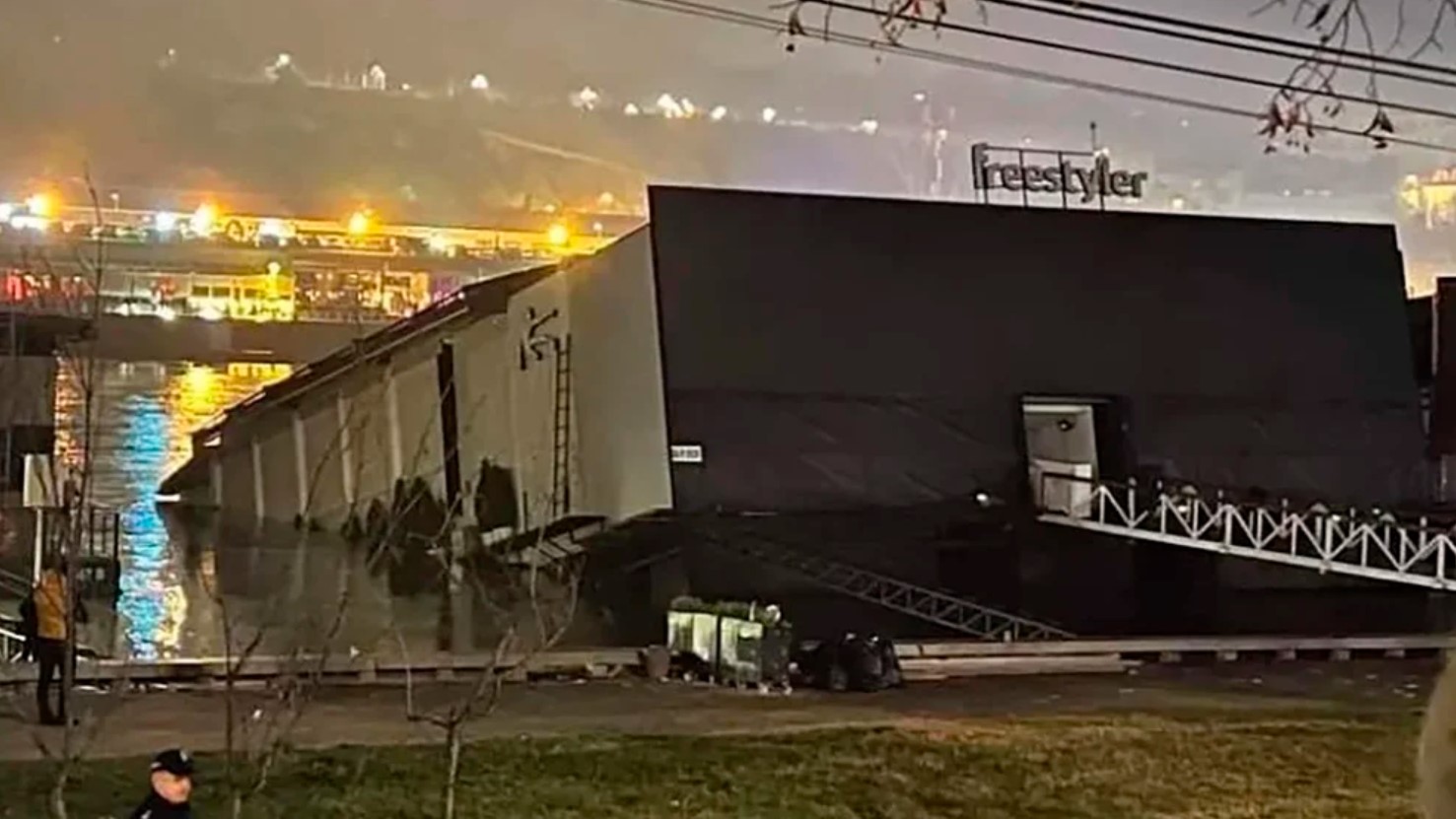 Se hundió un barco discoteca en Belgrado con más de 100 personas a bordo