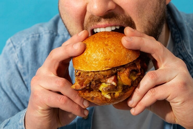 Mató a su padre y después se comió una hamburguesa junto a su cadáver