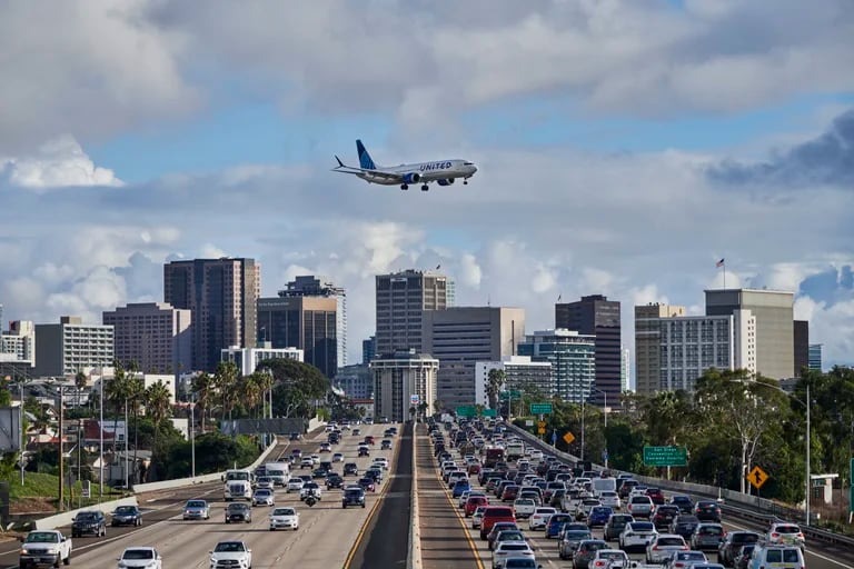 Ebrios y dormidos en el desempeño de su trabajo: los controladores de tráfico aéreo llevados al límite