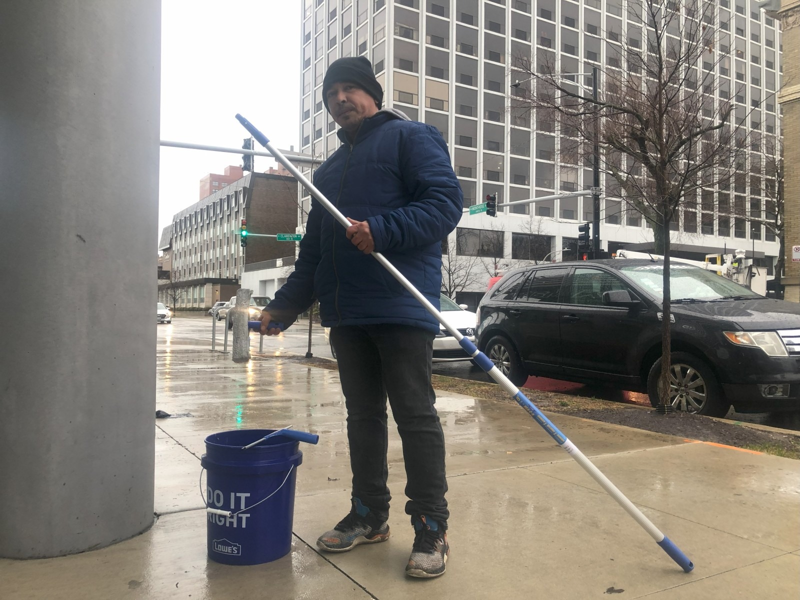 Migrantes venezolanos en Chicago cocinan, limpian parabrisas y venden dulces por dinero sin permisos de trabajo