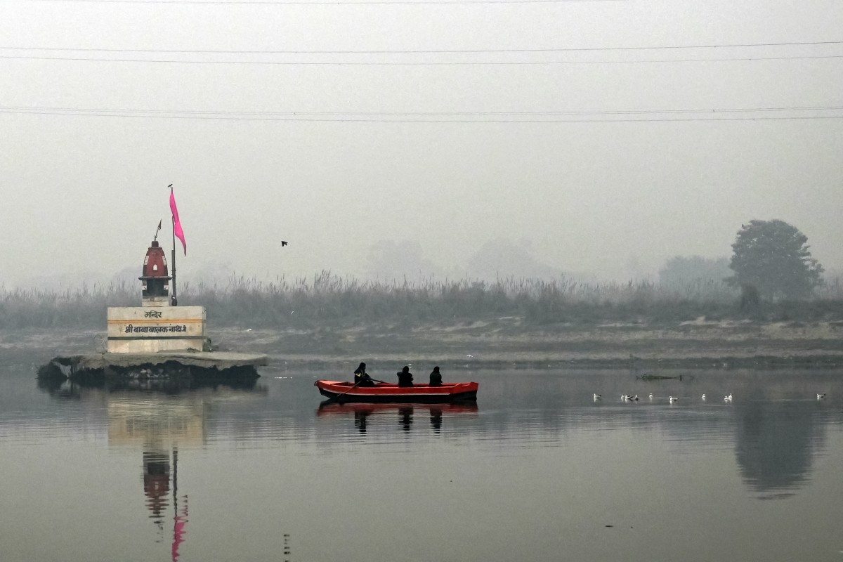 Alerta roja en Nueva Delhi por las bajas temperaturas y una intensa niebla