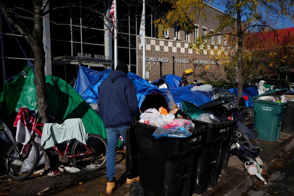 Migrantes venezolanos hurgan entre la basura buscando comida y viven en autobuses en Chicago