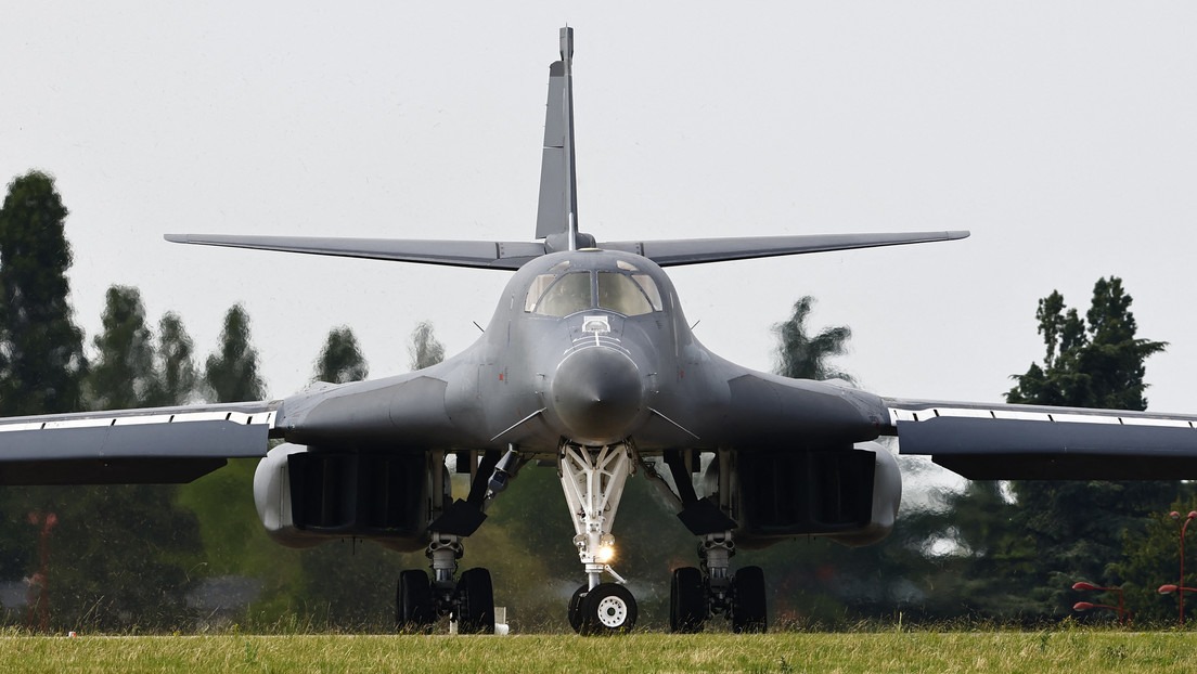 Bombardero estratégico estadounidense B-1 Lancer se estrelló en Dakota del Sur con cuatro tripulantes a bordo