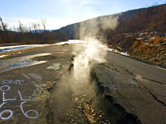 La tragedia que transformó una próspera ciudad en EEUU en un pueblo fantasma que arde hace medio siglo