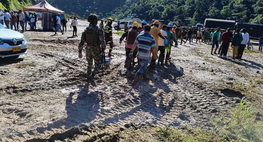 “De aquí no me muevo”: Duro relato de un hombre que sigue en la búsqueda de sus familiares tras derrumbe en Chocó