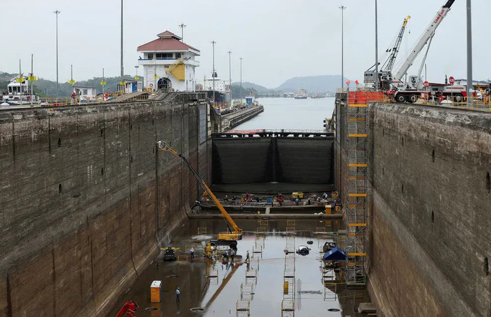 Sequía en el canal de Panamá obligó a diseñar un curioso método para trasladar contenedores