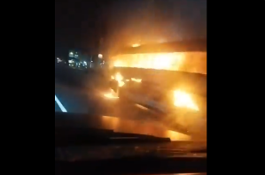 EN IMÁGENES: Reportan el incendio de un autobús en la autopista Ocumare – Charallave este #24Ene