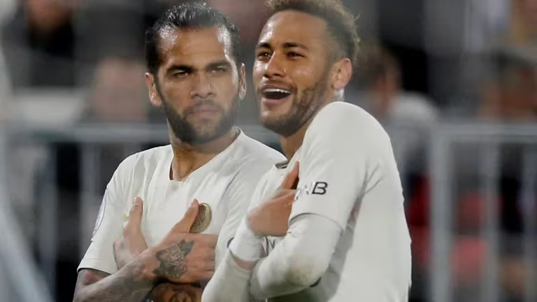 Giro inesperado en la causa por abuso que tiene a Dani Alves en prisión: la influencia del factor Neymar