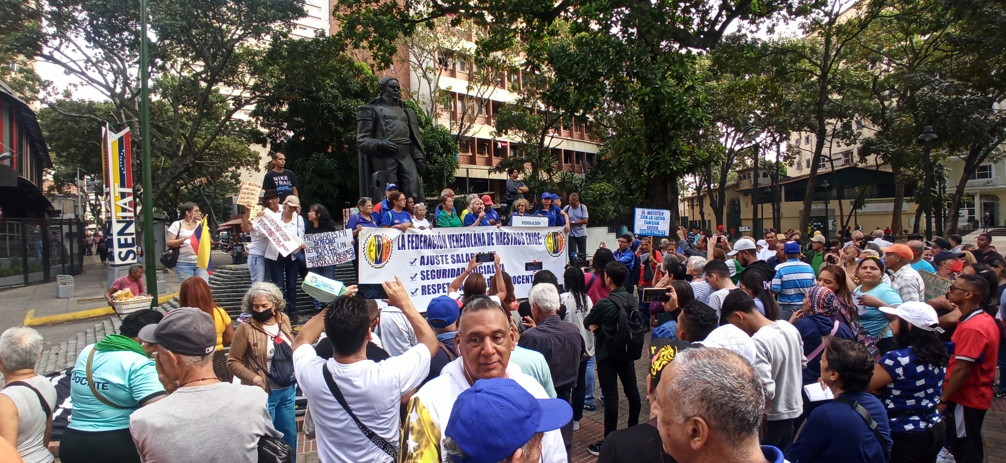 Maestros perdieron el miedo y manifestaron contra Maduro en pleno centro de Caracas (Imágenes)