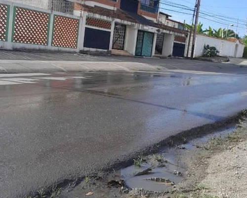 Año nuevo, mismos problemas: Aguas servidas corren libremente por San Juan de los Morros