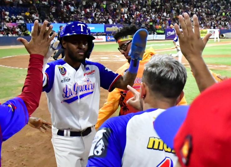 Tiburones presentaron su róster para la Serie del Caribe