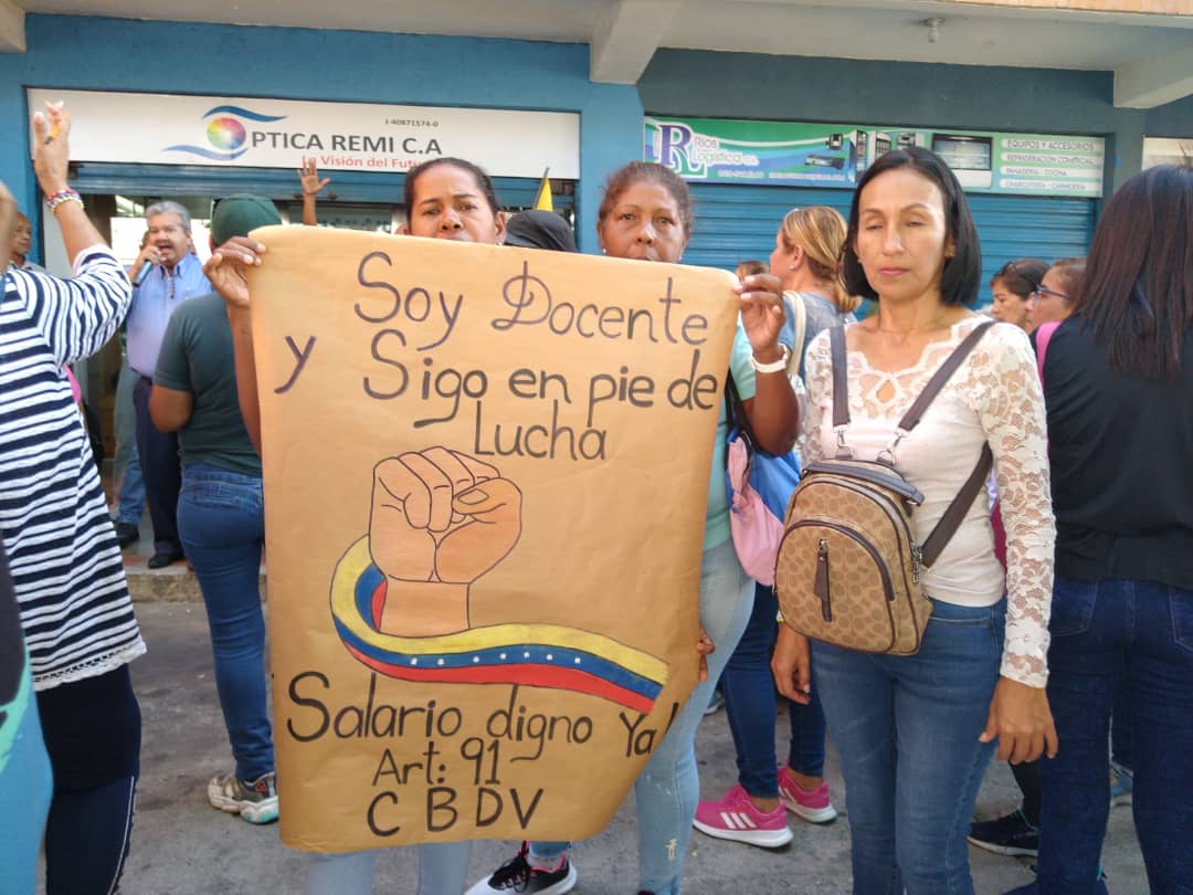 “Representantes me ayudan con el pasaje y una harina”: Docentes aseguran ser más pobres tras cumplirse un año de protestas